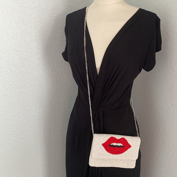 Closing closet Jan 31 Red lips beaded clutch - Picture 2 of 6